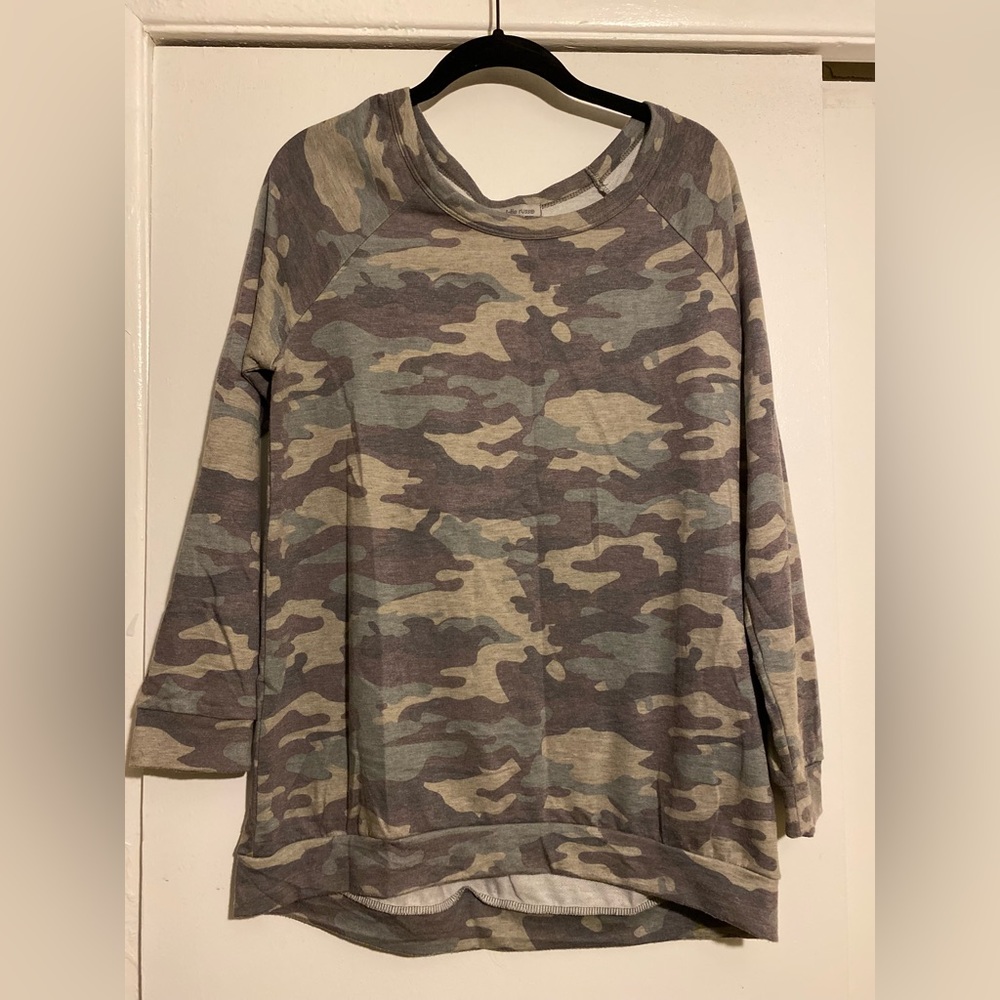 💚3 for $10!💚 Charlotte Russe Faded Camoflage Shirt - size Medium